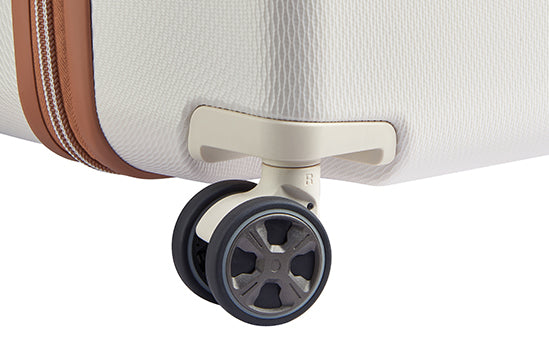 YOUR SUITCASE ADAPTS TO ALL YOUR MOVEMENTS