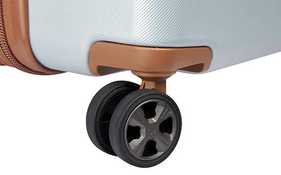 A SUITCASE THAT ADAPTS TO THE WAY YOU MOVE